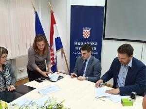 GOTOVO 500 TISUĆA KUNA ZA IZGRADNJU MALONOGOMENTOG TERENA SA UMJETNOM TRAVOM