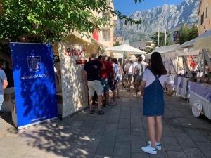 U OBRUČU ZELENA I PLAVA HRVATSKA &ndash; ĐAKOVAČKI IZLAGAČI U MAKARSKOJ