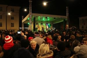 MNO&Scaron;TVO ĐAKOVČANA NA STROSSMAYEROVOM TRGU DOČEKALO NOVU GODINU